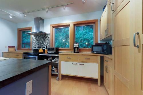 Magical Wooded Retreat In Cove Beach