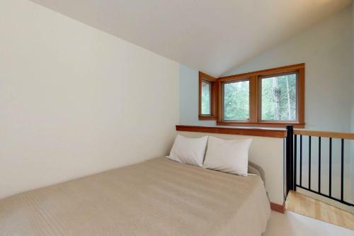 Magical Wooded Retreat In Cove Beach