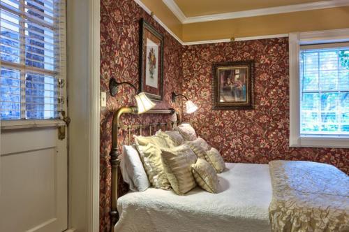 Bed & Breakfast Cedar Crest Inn