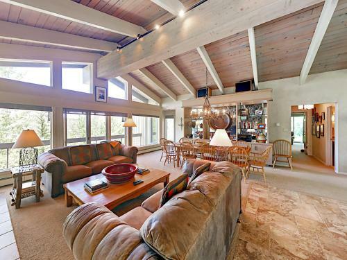 46 Creek Ln House