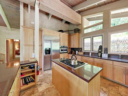 46 Creek Ln House