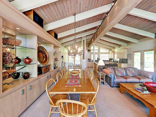 46 Creek Ln House