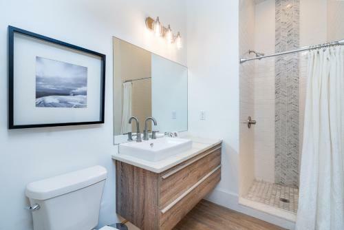Sharkpad Residence 116a: Designer's, Light Filled Studio Apartment | Newly Renovated!