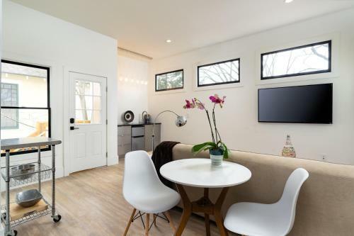 Sharkpad Residence 116a: Designer's, Light Filled Studio Apartment | Newly Renovated!
