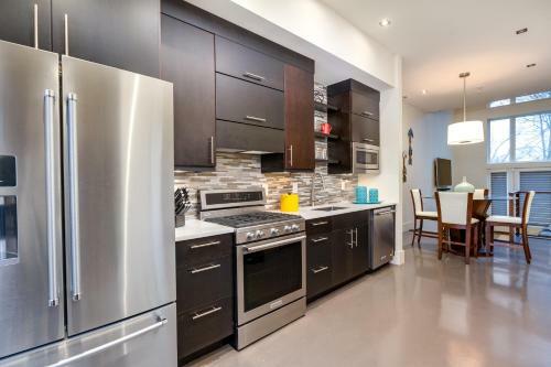 Modern Townhome With Rooftop Terrace