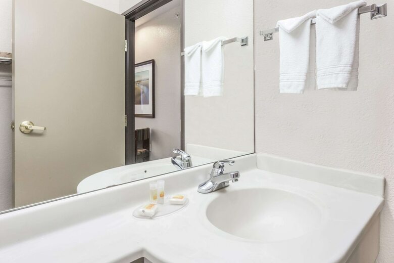 Hotel Days Inn - Kansas Speedway