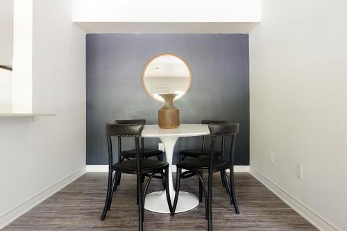 The Domain Premier Suites By Sonder