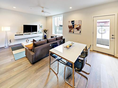 Apartamento 1800 E 4th Street Condo #222