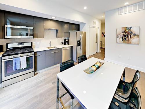 Apartamento 1800 E 4th Street Condo #222