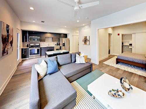 Apartamento 1800 E 4th Street Condo #222