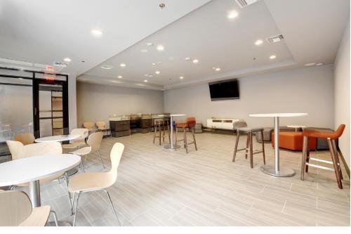Apartamento 1800 E 4th Street Condo #222
