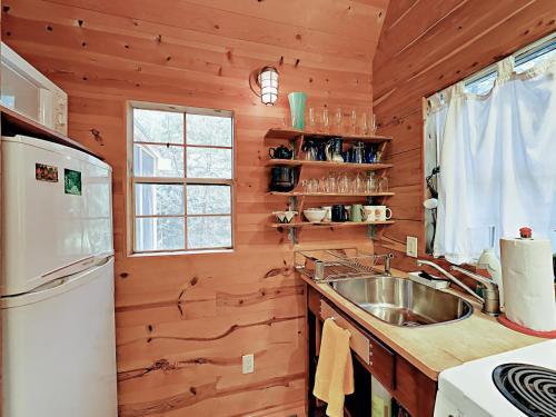 10202 Wommack Rd Cabin