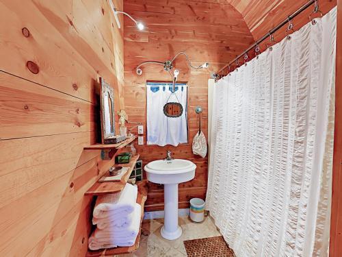10202 Wommack Rd Cabin