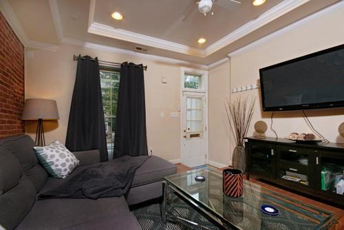 Brick 3br Home In Trendy Neighborhood