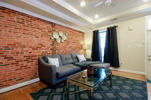 Brick 3br Home In Trendy Neighborhood