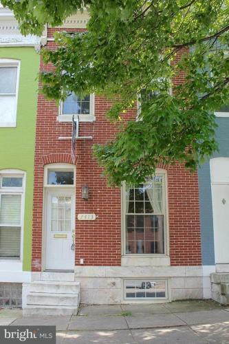 Brick 3br Home In Trendy Neighborhood