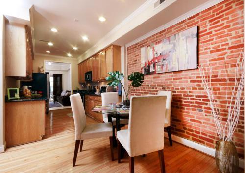 Brick 3br Home In Trendy Neighborhood