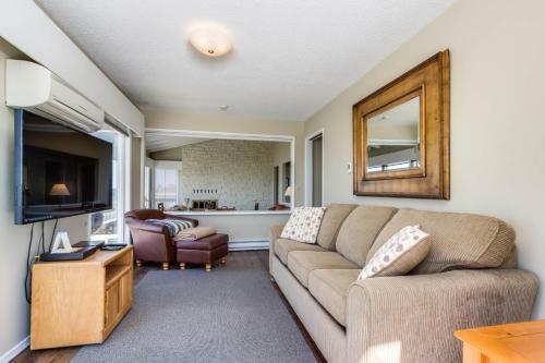 Spindrift Oceanfront Home - The Helm