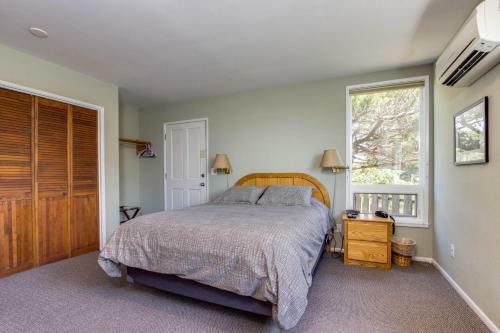 Spindrift Oceanfront Home - The Helm