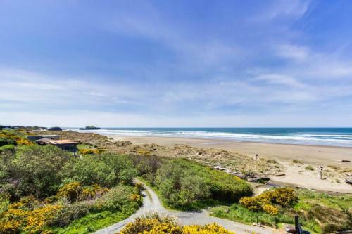 Spindrift Oceanfront Home - The Helm