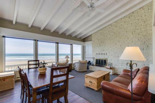 Spindrift Oceanfront Home - The Helm