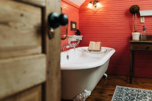 Bed & Breakfast The Mast Farm Inn