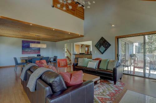 Rimrock, Homes At Bend