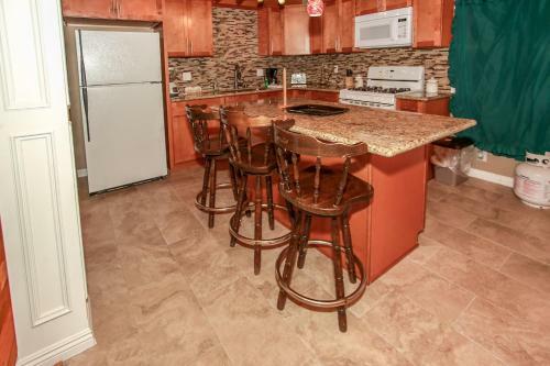 1812 - Mountain Top Grove - Free Ski/board Rental Home