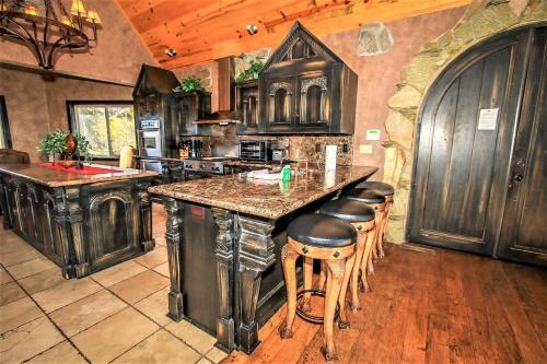 Windsong Manor Lake-view Chalet