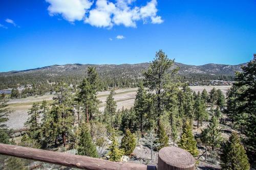 Windsong Manor Lake-view Chalet