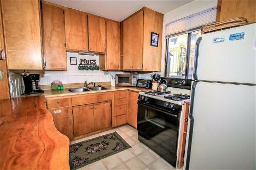 Jus 'restin "pub-crawl" Cabin
