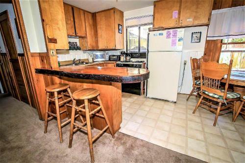 Jus 'restin "pub-crawl" Cabin