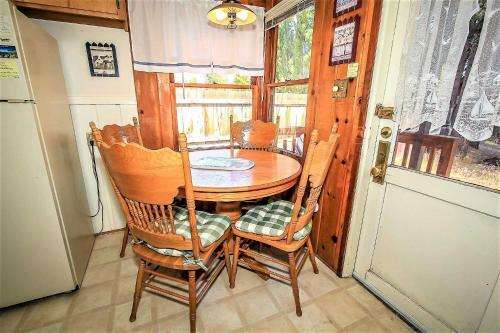 Jus 'restin "pub-crawl" Cabin
