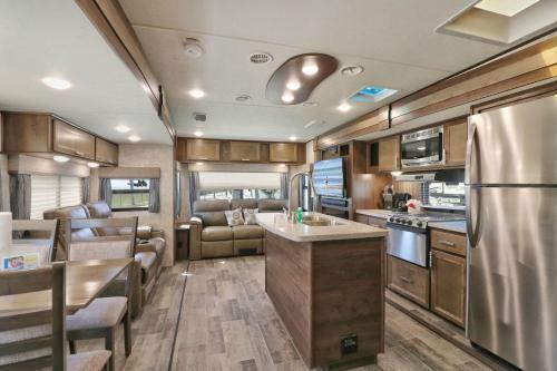 Sunshine Key King Travel Trailer 6