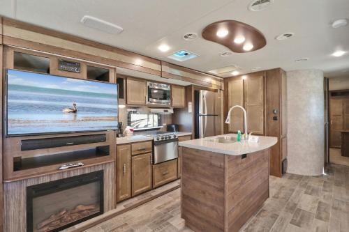 Sunshine Key King Travel Trailer 6