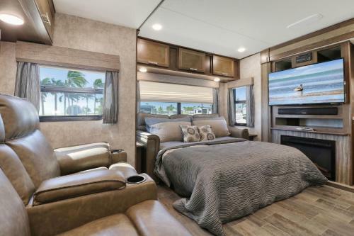 Sunshine Key King Travel Trailer 6