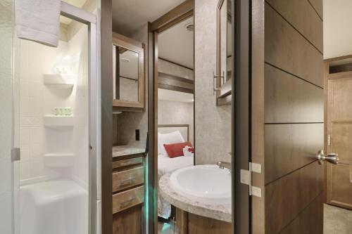 Sunshine Key King Travel Trailer 7