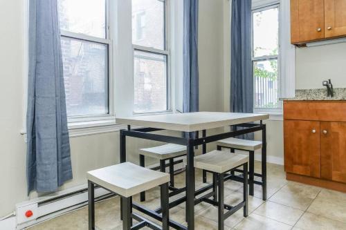 Apartamento Three-bedroom, One-bath Apt In North End