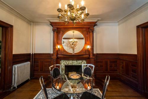 Stylish Brownstone Back Bay Apartments