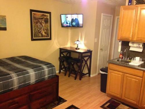 Lewis & Pearl Vacation Apartment A