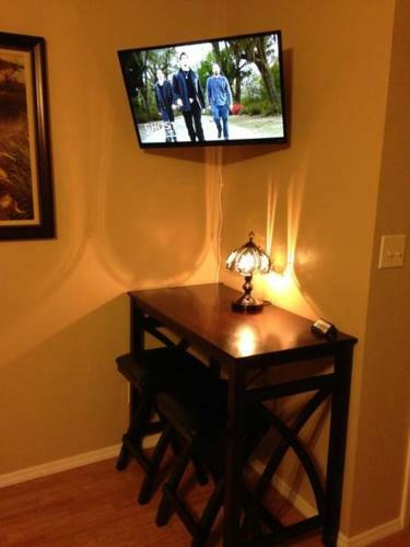 Lewis & Pearl Vacation Apartment A