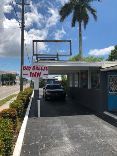 Hotel Bay Breeze Inn