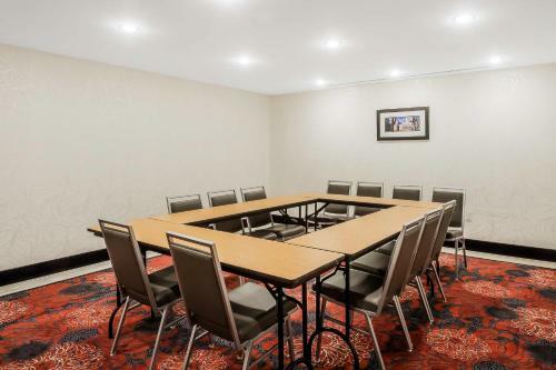 Hotel Comfort Inn & Suites Near Stadium