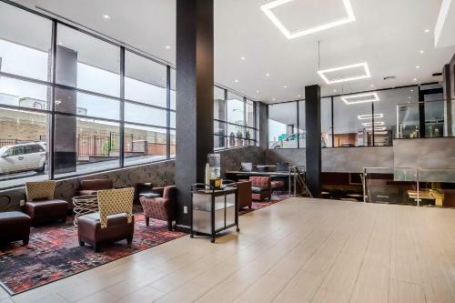Hotel Comfort Inn & Suites Near Stadium