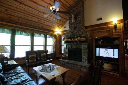 Bronco Lodge Cabin Broken Bow Cabin