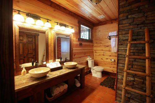 Bronco Lodge Cabin Broken Bow Cabin