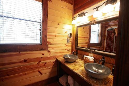 Bronco Lodge Cabin Broken Bow Cabin