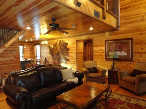 Sundance Trail Cabin Broken Bow Cabin