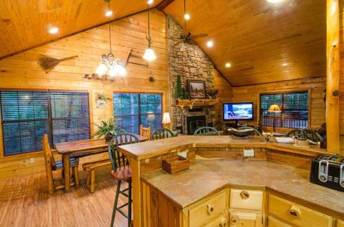 Bear Feet Retreat Cabin Broken Bow Cabin