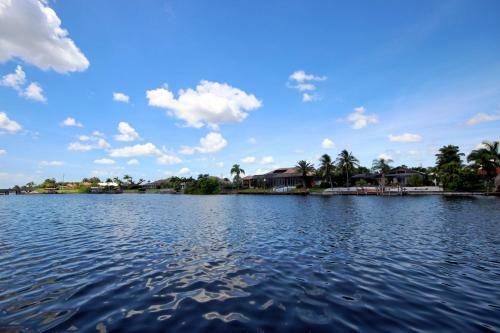 Waterfront Villa Id2621